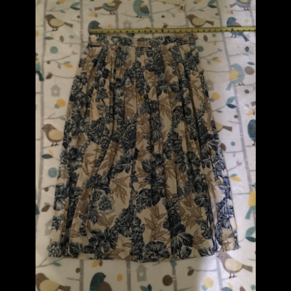 Flowered 🌸skirt button side pocket on other side